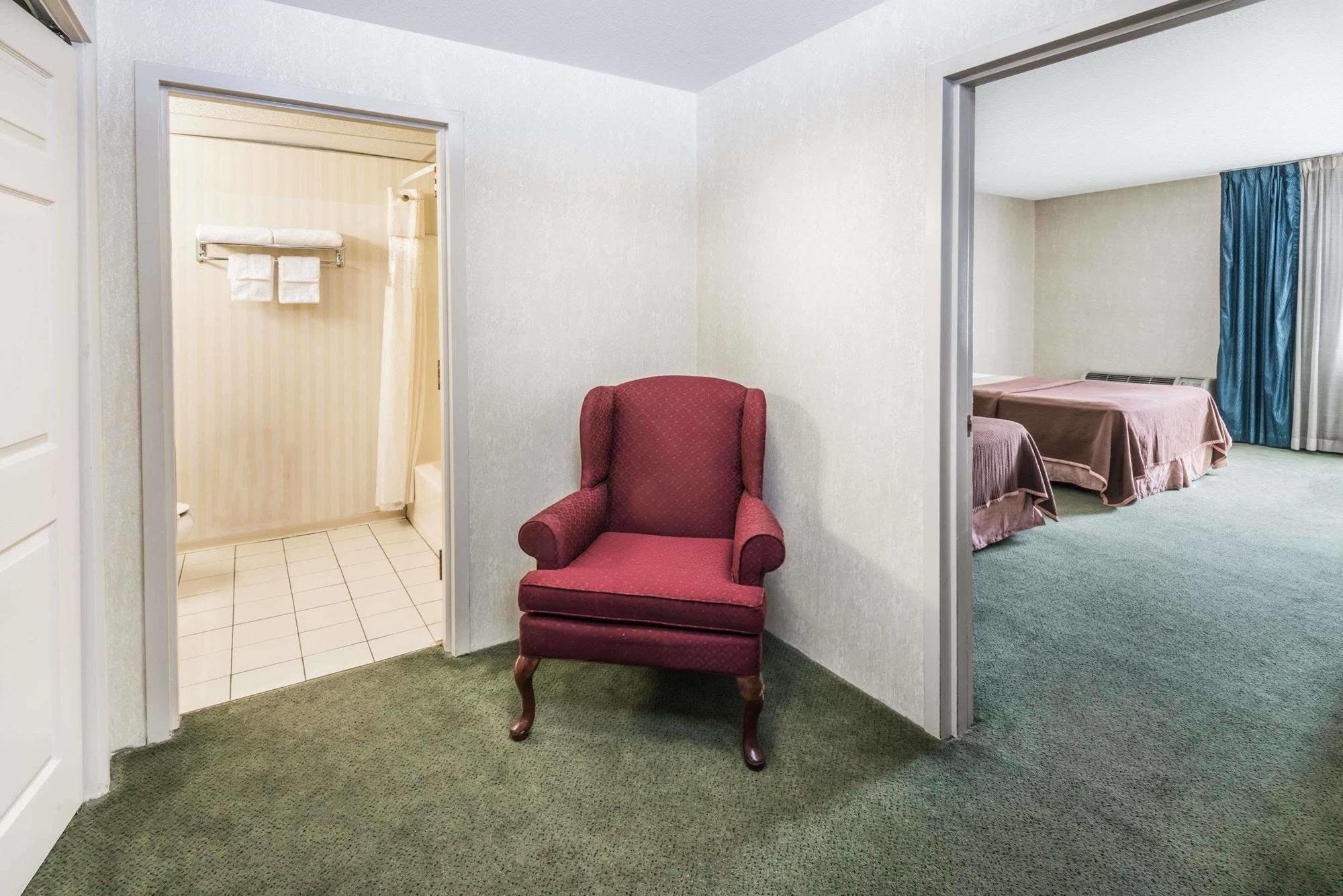 Howard Johnson By Wyndham Milford/New Haven Bagian luar foto