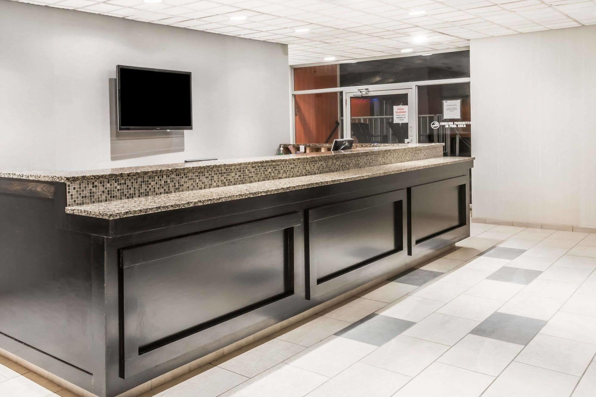 Howard Johnson By Wyndham Milford/New Haven Bagian luar foto