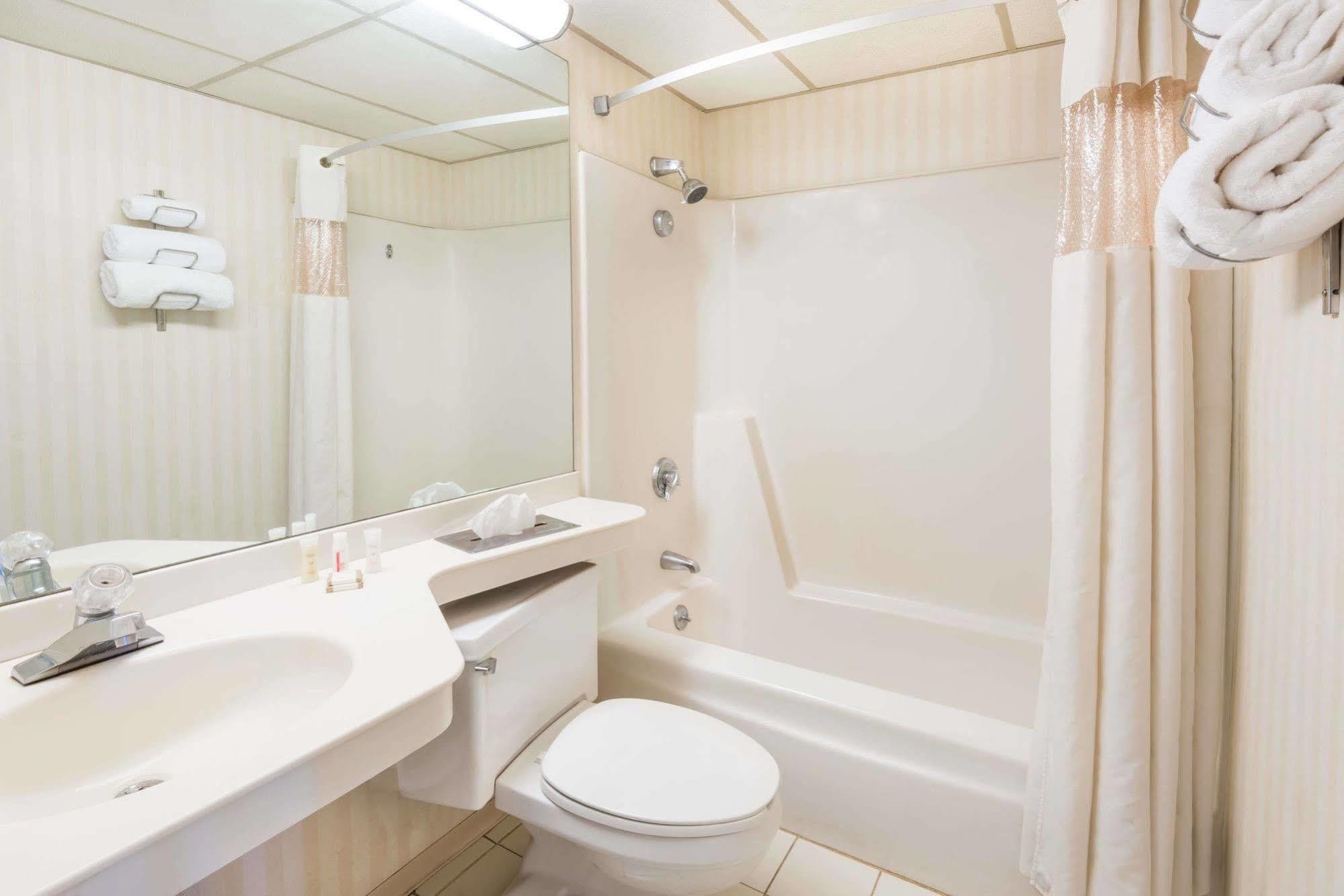 Howard Johnson By Wyndham Milford/New Haven Bagian luar foto